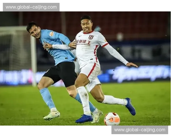 马赛双后腰屏障作用明显 有效保护三中卫身前空当 马赛双后腰屏障作用明显 有效保护三中卫身前空当